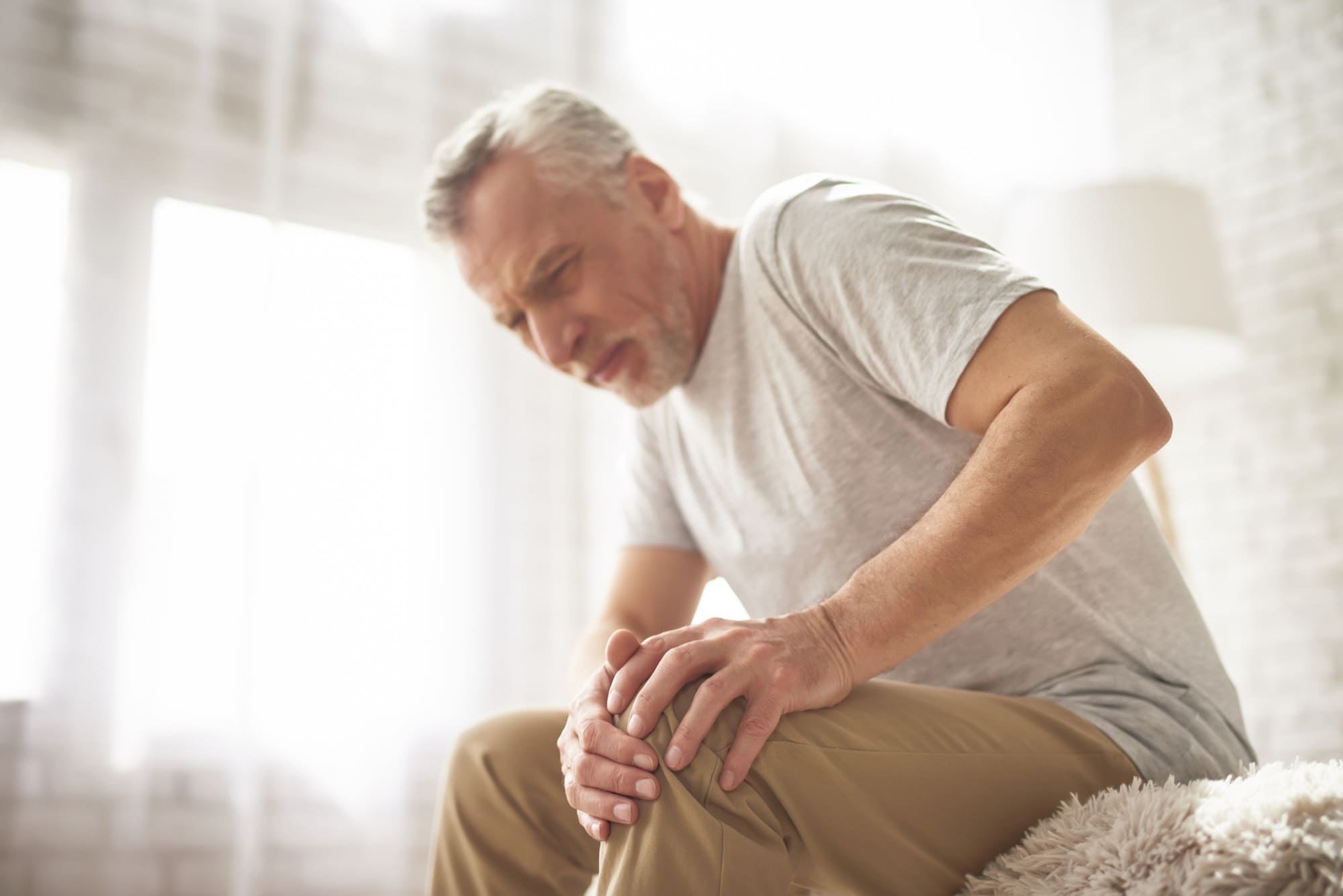 retired-man-pensioner-suffering-knee-pain-at-home _1_